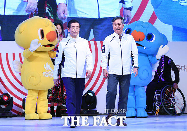 서울시선수단 임원복을 입고 워킹하고 있는 박원순 서울시장(왼쪽)과 신원철 서울시의회 의장