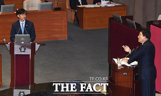 조국 장관이 26일 국회 정치분야 대정부 질문에서 권성동 한국당 의원의 질의를 듣고 있다. 권 의원은 조 장관을 향해 법무부를 대표해서 나오시라고 장관 호칭을 쓰지 않았다. /배정한 기자