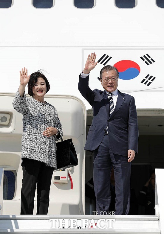 3박 5일 일정으로 미국 뉴욕을 방문한 문재인 대통령과 김정숙 여사가 26일 오후 경기 성남시 서울공항으로 귀국했다. /청와대 제공