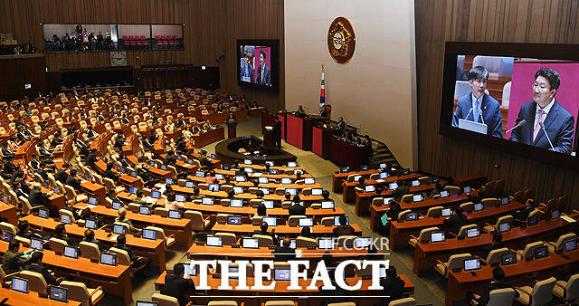 이날 국회 대정부질문에서 한국당 의원들은 조 장관이 지난 23일 자택 압수수색 담당 검사와 통화한 사실이 알려지자 자리를 비우고 의원총회를 열기도 했다. /배정한 기자