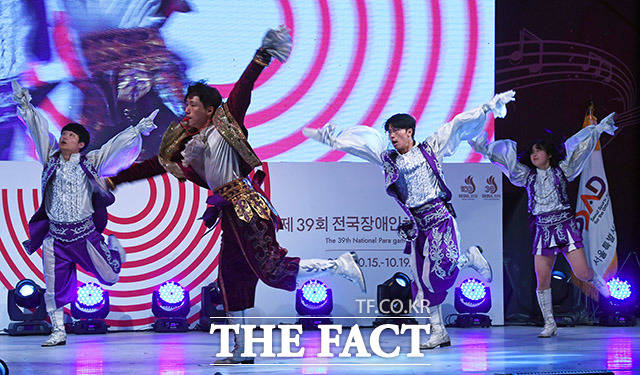 한국체대 응원단의 식전 축하공연