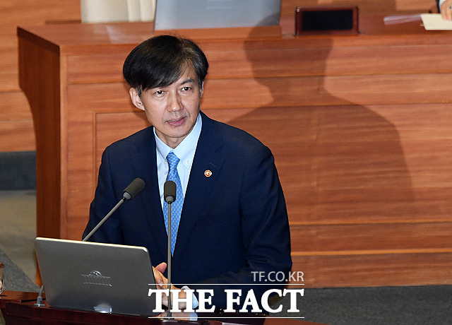 26일 국회 정치분야 대정부질문에서 조국 법무부 장관이 지난 23일 있었던 자택 압수수색 담당 검사 팀장에게 전화를 건 사실을 인정하면서 주광덕 한국당 의원과 설전이 벌어졌다. /국회=배정한 기자