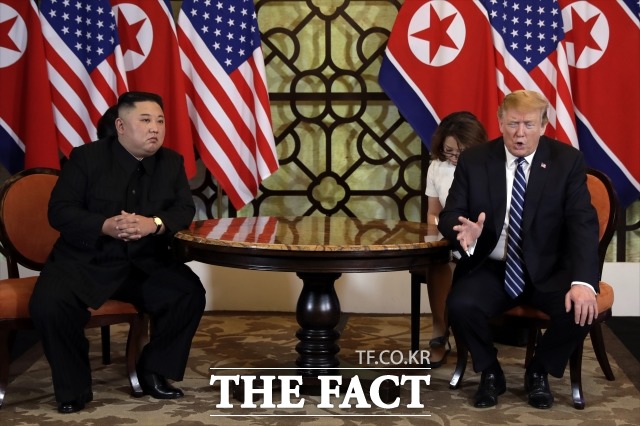 지난 2월 김정은 북한 국무위원장(왼쪽)과 도널드 트럼프 미국 대통령 베트남 하노이 메트로폴 호텔에서 단독정상회담 당시. /AP/뉴시스