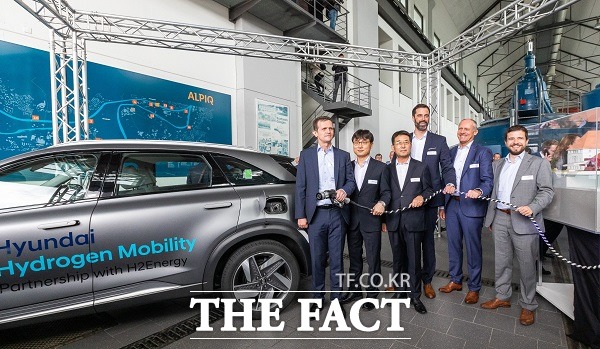 현대차가 현지 시간으로 25일 스위스 괴스겐에 있는 알픽 수력발전소에서 스위스 수소 에너지기업 H2 Energy와 함께 설립한 합작법인 현대 하이드로젠 모빌리티 출범식을 진행했다. /현대차 제공