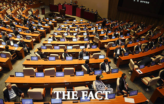 26일 오후 국회 정치분야 대정부질문에선 조국 법무부 장관을 향한 한국당의 날선 공세가 이어졌다. 대정부질문 전 한국당 의원들은 조 장관의 인사말에 등을 돌리고 앉았다. /국회=배정한 기자