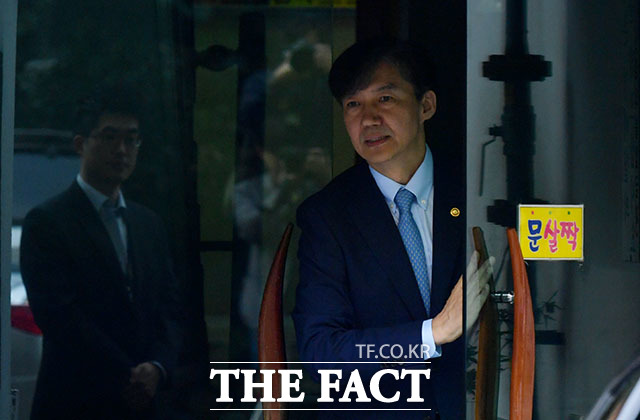 조국 법무부 장관이 26일 오전 국회에서 열리는 정치분야 대정부질문에 참석하기 위해 서울 서초구 방배동 자택을 나서고 있다. /이덕인 기자