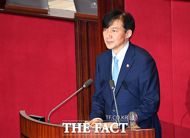 조국 법무부 장관은 26일 국회 대정부질문에서 지난 23일 자택 압수수색 당시 수사팀 검사와의 통화 논란과 관련해 전화를 끊었어야 했다고 말하고 있다./국회=배정한 기자