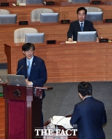 [TF포토] 조국 법무부 장관, '대정부질문으로 국회 신고식'