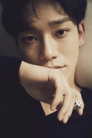  첸, 하이라이트 메들리 공개...감성 보컬의 열창