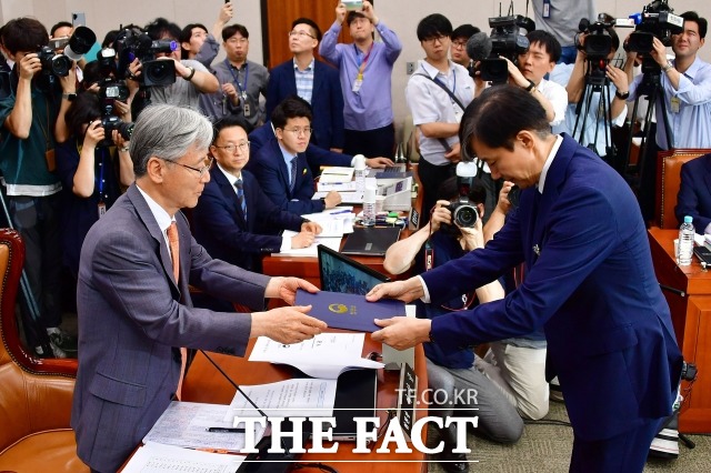 한국당 소속 여상규 국회 법제사법위원장은 조국 법무부 장관이 국정감사가 시작되기 전 사퇴해야 한다고 강조했다. 지난 6일 청문회에서 조국 당시 장관 후보자에게 선서문을 받고 있는 여 위원장. /배정한 기자