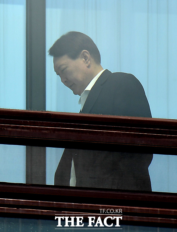 윤석열 검찰총장이 11일 오후 서울 서초구 대검찰청에서 점심 식사를 위해 이동하고 있다. /이새롬 기자