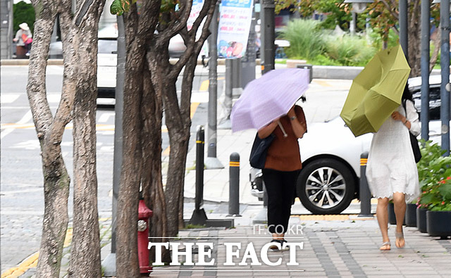 제13호 태풍 링링이 서해안 앞바다를 통해 북상하고 있는 가운데 지난 7일 오후 서울 종로구 광화문광장 일대에서 시민들이 강풍을 맞으며 길을 지나고 있다. /임세준 기자