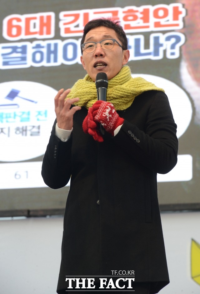 방송인 김제동이 굿모닝FM에서 1년 5개월 만에 하차한다. /더팩트DB