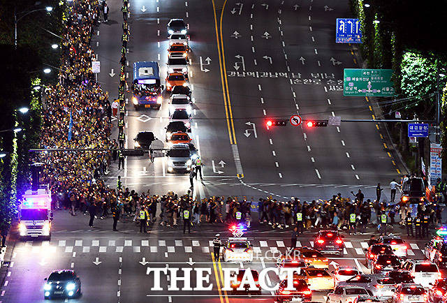 오늘(28일) 서울 서초동에서 조국 법무부 장관을 찬성하고 반대하는 시민들이 맞불 성격의 촛불집회를 동시에 연다. 사진은 사법적폐청산 범국민 시민연대가 지난 20일 오후 서울 서초동 서울중앙지검 앞에서 검찰개혁을 촉구하는 촛불집회를 열고 있다. /이효균 기자