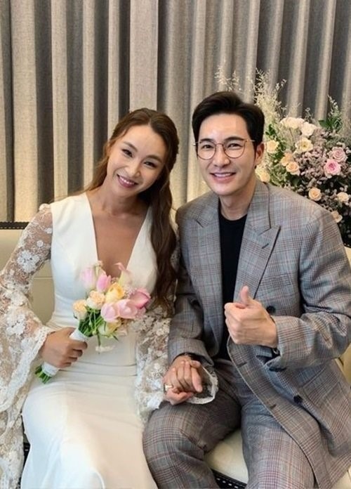 배윤정(왼쪽)과 결혼식에 하객으로 참석한 김우리. /김우리 인스타그램