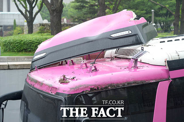 28일 오전 9시6분께 경부고속도로 서울 방향 신갈 IC 부근에서 관광버스 3중 추돌사고가 발생했다. 이 사고로 버스에 타고 있던 116명 중 36명이 부상을 입었다. 사진은 기사 내용과 무관. /더팩트 DB