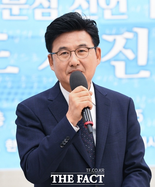 박성수 송파구청장이 지난 4월25일 오전 서울 송파구 송파구청에서 열린 4.27 판문점 선언 1주년 맞이 새로운 미래! 평화를 만나다. 보도사진전 개막식에 참석해 인사말을 하고 있다. /임세준 기자