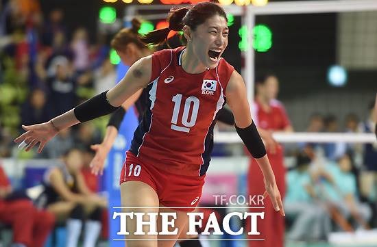 한국 여자배구 대표팀이 28일 열린 국제배구연맹 월드컵 3라운드 2차전에서 강호 브라질을 격파했다. 김연경이 양팀 선수 최다 25점을 올리며 선봉에 섰다. /더팩트DB
