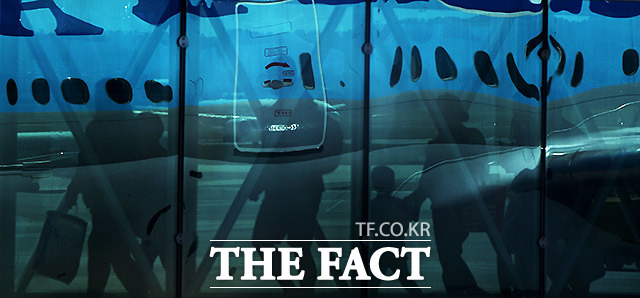 최근 무더운 8월을 피해 9월 늦은 여름 휴가를 선택하는 사람들이 늘어나는 가운데 28일 오후 서울 김포국제공항을 찾은 여행객들이 비행기에 탑승하고 있다. /이효균 기자