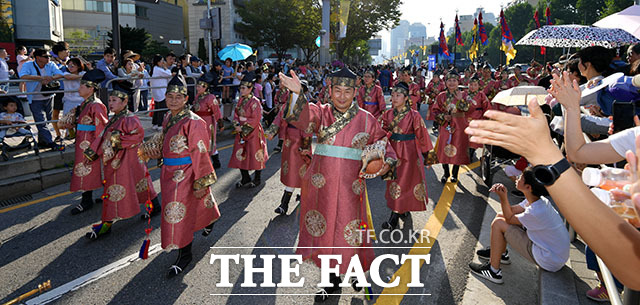 한성백제문화제 역사문화 거리행렬이 29일 오후 서울 송파구 방이동 평화의광장 일대에서 열린 가운데 시민들이 축제를 즐기고 있다./이덕인 기자