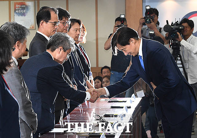 김남준 위원장(왼쪽)과 악수하는 조국 장관