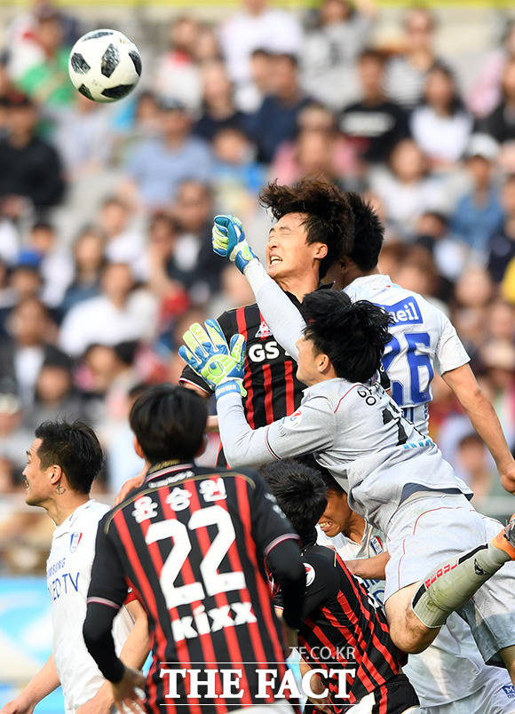 케이토토는 지난 29일(일)에 열린 강원FC-인천(1경기)전과 FC서울-상주(2경기), 경남FC-포항(3경기)전을 대상으로 실시한 축구토토 스페셜 35회차 트리플 게임에서 220명의 축구팬이 3경기의 최종 스코어를 정확히 맞히며 적중의 기쁨을 맛봤다고 밝혔다./더팩트 DB