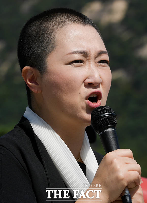 이언주 무소속 의원은 30일 오후 서울중앙지검에서 문재인 대통령, 이해찬 더불어민주당 대표 등에 대한 고발 기자회견에서 권력을 잡고 있는 세력이 친위부대 수만명을 동원해서 검찰 기능을 마비시키고 국헌을 어지럽히고 있다고 비판했다. /김세정 기자