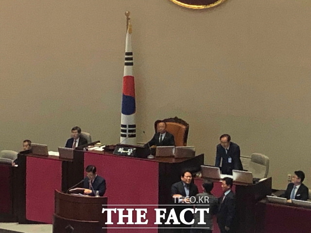 30일 오후 국회에서 열린 경제 분야 대정부질문에서 민주당 의원들은 사회권을 위임받은 이주영 부의장에게 항의과 반발의 고성을 질렀다. /국회=문혜현 기자