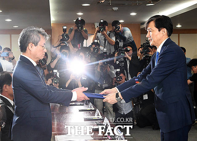 김남준 위원장(왼쪽)에게 위촉장을 수여하는 조국 장관