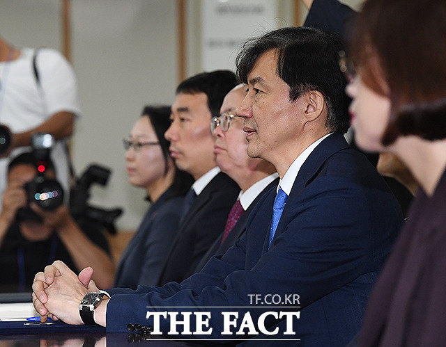 김남준 위원장의 모두발언을 듣는 조국 장관(왼쪽 네번째)