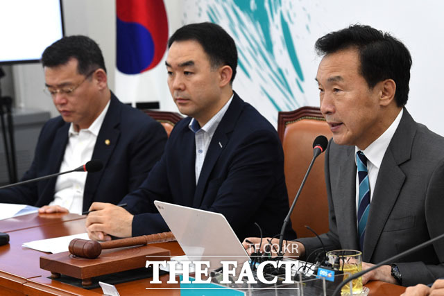 손 대표는 비당권파의 변혁 비상행동를 이끄는 유 대표를 향해 지도자로서 할 일은 아니라고 꼬집었다. 손 대표가 지난 8월9일 국회에서 열린 최고위원회의에 참석해 모두발언을 하고 있는 모습 왼쪽부터 당권파인 임재훈 사무총장, 채이배 정책위의장. /남윤호 기자