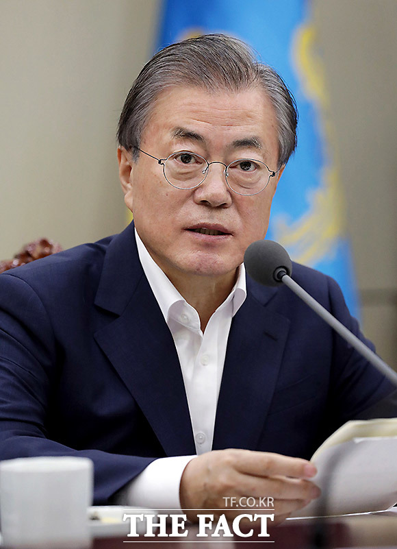 문재인 대통령이 30일 오전 청와대 여민관 소회의실에서 조국 법무부장관으로부터 업무보고를 받은 후 발언하고 있다. 이날 보고에는 김오수 법무부 차관과 이성윤 검찰국장, 황희석 검찰개혁추진단장 등이 배석했다. /청와대 제공