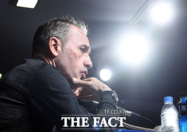 파울루 벤투 대한민국 축구 대표팀 감독이 30일 오전 서울 종로구 축구회관에서 열린 10월 A매치 소집명단 발표 기자회견에서 이재익의 깜짝 발탁 배경 등 취재진의 질문에 답하고 있다. /축구회관=이동률 기자