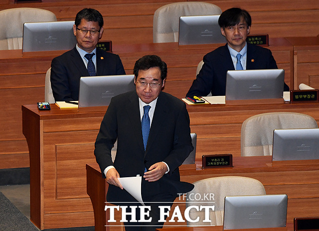 30일 이낙연 국무총리가 검찰의 수사를 이례적으로 요란하다며 과도하다고 비판했다. 지난 26일 정치 분야 대정부질문에서 이 총리가 발언대로 이동하고 있다. /국회=배정한 기자