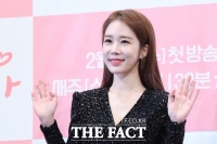  유인나, 매니저 결혼식 사회…아이유 축가 의리