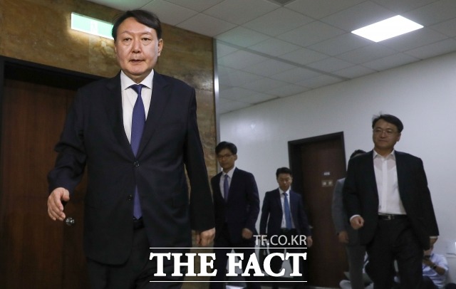 윤석열 검찰총장이 지난 8월7일 오후 서울 여의도 국회에서 여상규 법제사법위원회 위원장을 예방하고 있다. /남윤호 기자