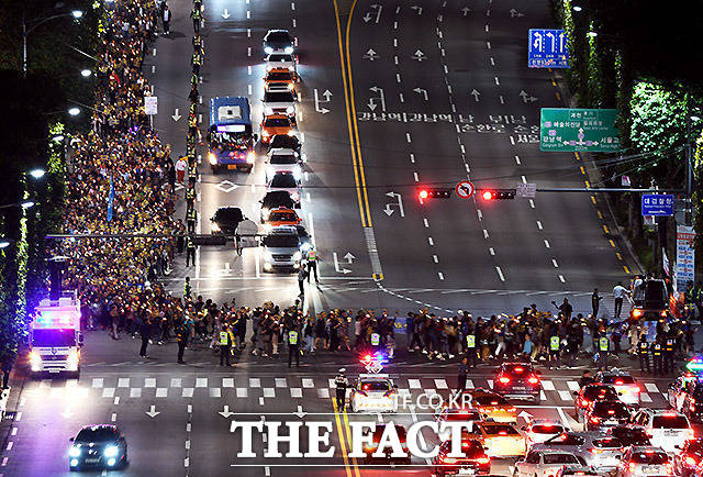조국 법무부 장관의 거취 문제를 두고 국민 갈등이 심화하는 가운데 문 대통령은 국민 분열을 해결해야 하는 부담이 커지고 있다. 지난달 20일 서울 서초동 서울중앙지검 앞에서 열린 검찰개혁 촛불집회. /이효균 기자