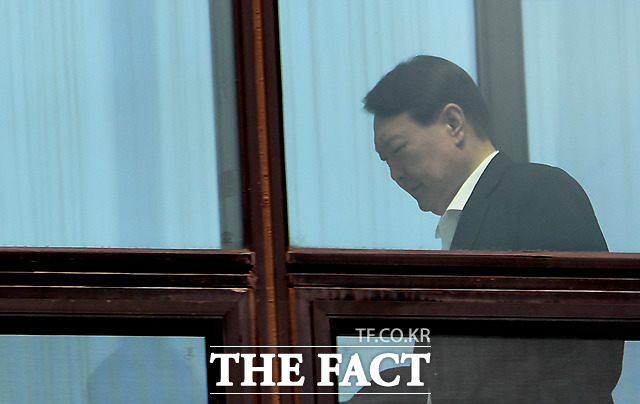 윤석열 검찰총장이 문재인 대통령에게 조국 법무부 장관 임명을 반대 의사를 전한 것으로 알려져 논란이다. 지난9월11일 대검찰청에서 윤 총장이 점심 식사를 위해 이동하고 있는 모습. /이새롬 기자