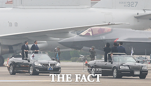 일반에 처음 공개되는 F-35A를 살펴보는 문재인 대통령