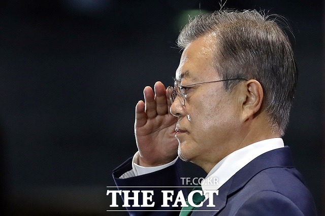 문재인 대통령이 1일 대구 공군기지에서 열린 제71주년 국군의 날 기념행사를 주관하고 장병들과 오찬을 함께 했다. 문 대통령이 기념사를 마친 후 거수경례하고 있다. /청와대 제공