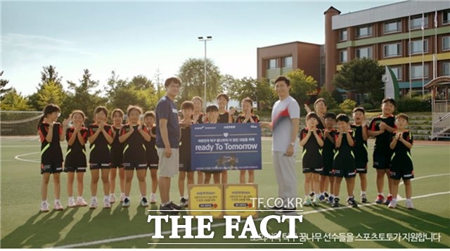 스포츠토토의 공익 캠페인을 통해 성북 초등학교 탁구부를 찾아간 유승민 탁구협회장./케이토토 제공