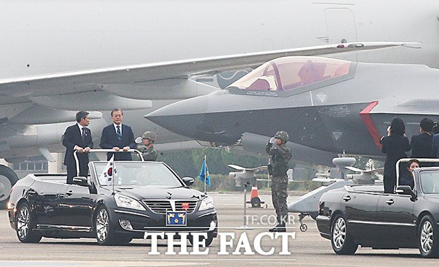문재인 대통령이 일반에 처음 공개되는 F-35A를 살펴보고 있다.