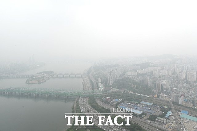 미세먼지 시즌제를 도입하고 산업계 등의 미세먼지 배출량을 20% 이상 감축하는 정책이 추진된다. /남용희 기자