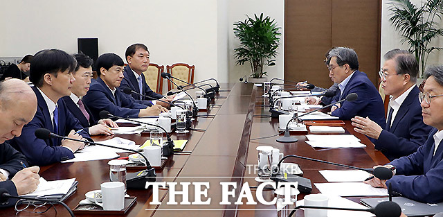 문재인 대통령이 30일 오전 청와대 여민관 소회의실에서 조국 법무부장관으로부터 업무보고를 받고 있다. 이날 보고에는 김오수 법무부 차관과 이성윤 검찰국장, 황희석 검찰개혁추진단장 등이 배석했다. /청와대 제공