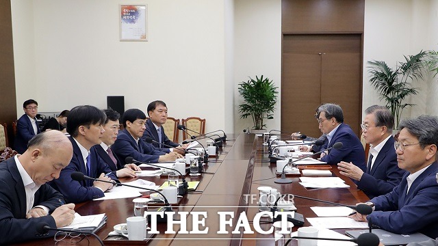 검찰은 1일 특수부 대거 축소 등 자체적으로 개혁 방안을 내놨다. 문 대통령이 윤석열 검찰총장에게 검찰개혁안을 마련하라고 지시한 지 하루 만이다. 지난달 29일 청와대에서 법무부로부터 업무보고를 받는 문 대통령. /청와대 제공