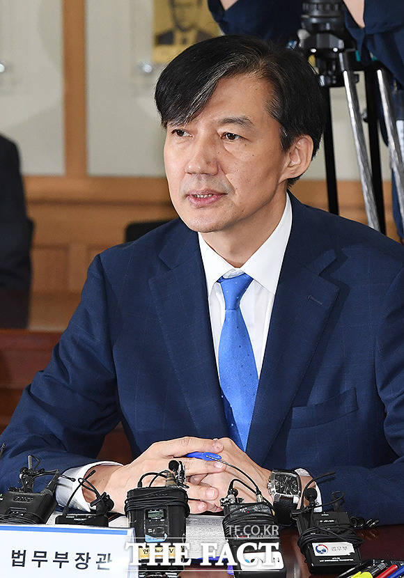 조국 법무부 장관이 1일 대선주자 선호도 조사에서 이낙연 국무총리·황교안 한국당 당 대표에 이어 3위를 차지했다. 지난달 30일 과천 법무부 청사에서 열린 제2기 법무·검찰 개혁위원회 발족식에 참석해 발언하는 조 장관. /배정한 기자