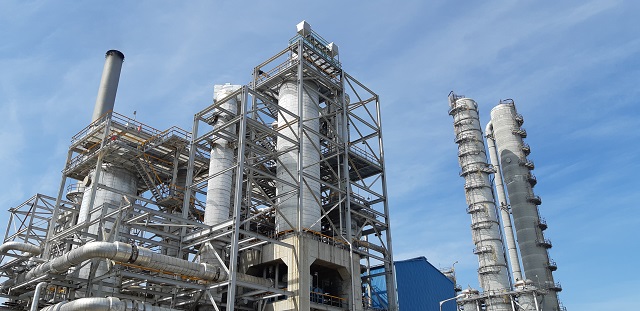 롯데케미칼은 배터리·반도체 핵심 소재 업체인 일본 히타치케미칼 인수에 공을 들였으나 불발됐다. 사진은 롯데케미칼 여수공장 전경. /롯데케미칼 제공