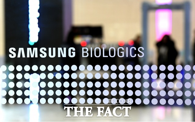 삼성바이오로직스의 고의 분식회계 의혹과 관련해 검찰이 압수수색에 나선 지난해 12월 인천시 연수구 송도바이오대로 삼성바이오로직스에서 직원들이 로비를 지나가고 있다. /이선화 기자