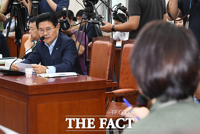 질의하는 홍문종 자유한국당 의원