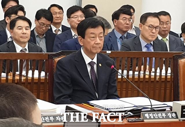 진영 행정안전부 장관이 2일 국회에서 행정안전위원회 열린 행정안전부 대상 국정감사에서 의원들 질의를 듣고 있다. /국회=이원석 기자